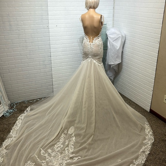 Isabella Talya Ivory Wedding Dress Fit & Flare with Train Size 0 - Picture 4 of 16